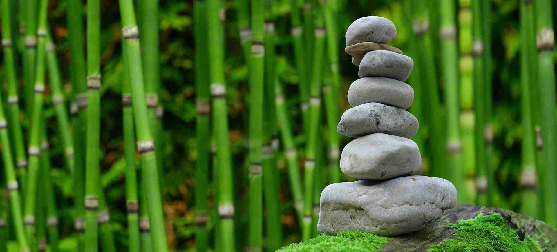 Des pierres en équilibre désignant le bien-être