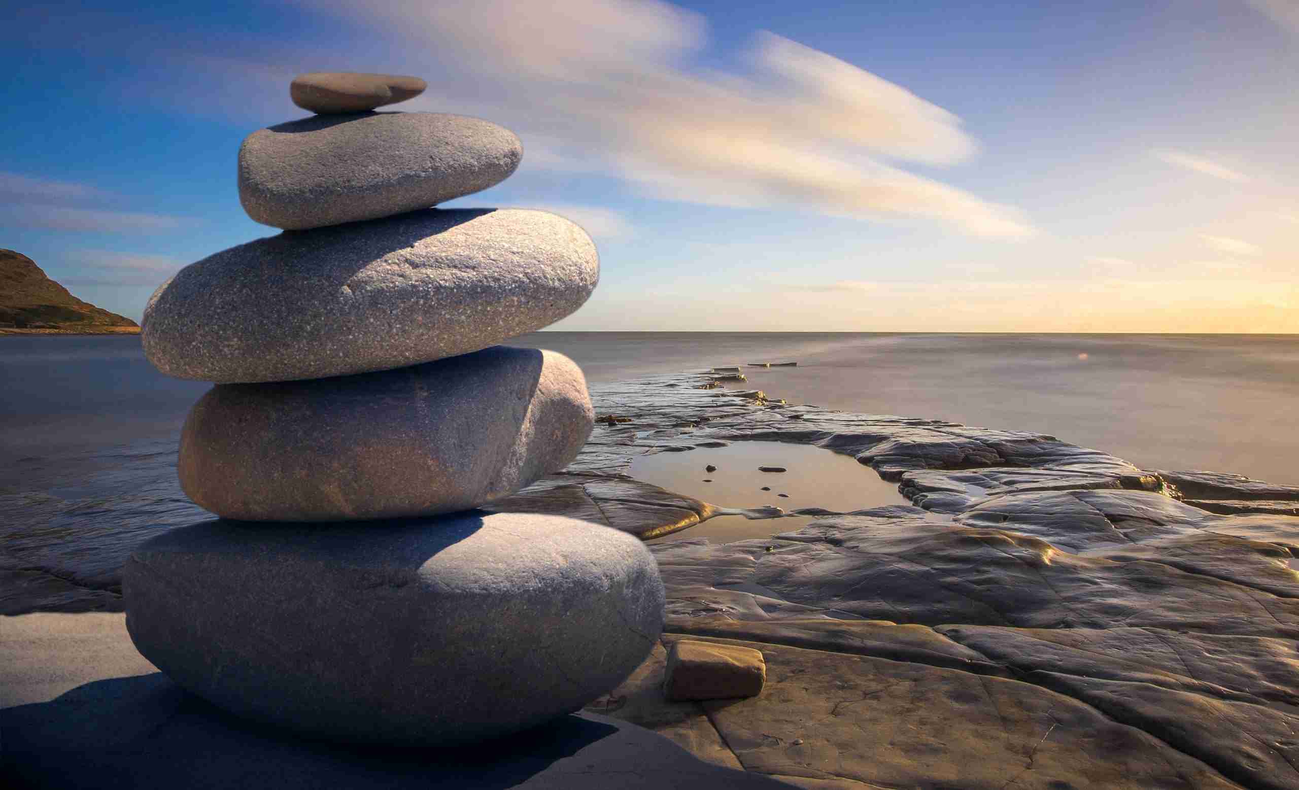 Des pierres en équilibre, faisant allusion à la détente